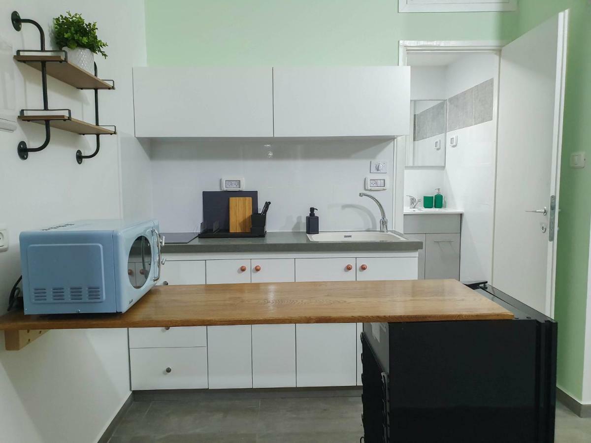 Levinsky Market Underground Apartment
