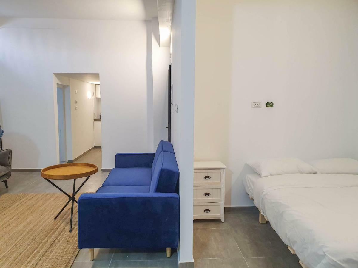 Levinsky Market Underground Apartment