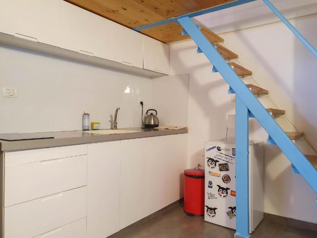 Levinsky Market Underground Apartment *